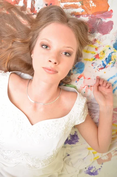 Teenager-Mädchen schön fröhlich genießen isoliert auf weißem Hintergrund — Stockfoto