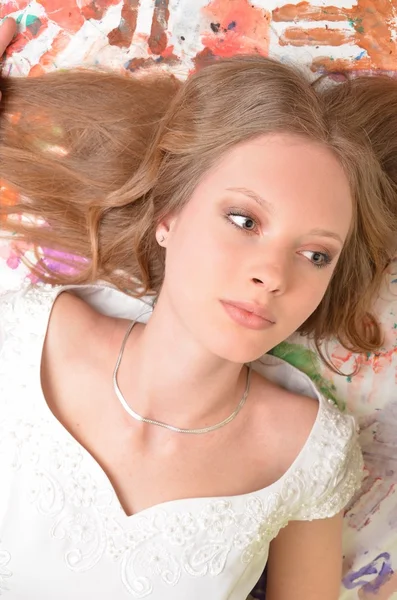 Dziewczyna piękny wesoły korzystających na białym tle na białym tle — Zdjęcie stockowe