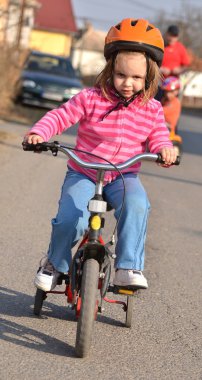 küçük kız onu bisiklet sürme