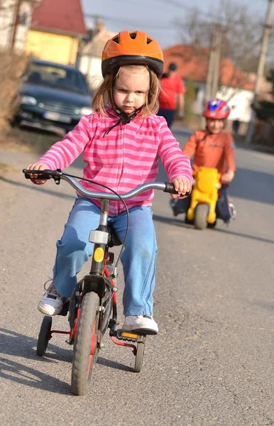 Маленькая девочка едет на велосипеде — стоковое фото