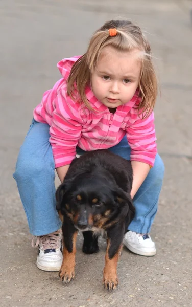 개를 데리고 있는 소녀 — 스톡 사진