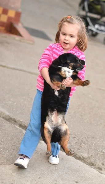 Κοριτσάκι με έναs σκύλοs — Φωτογραφία Αρχείου