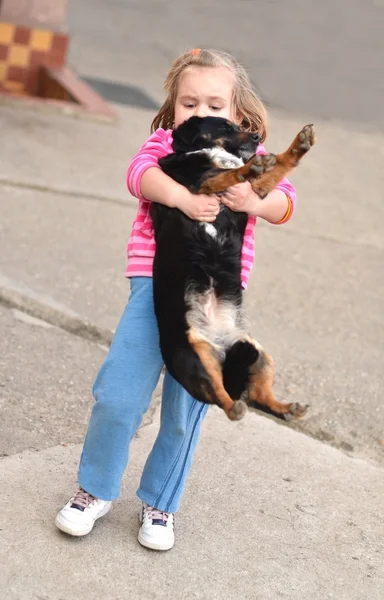 Маленькая девочка с собакой — стоковое фото