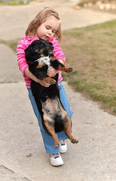 강아지와 함께 어린 소녀 — 스톡 사진
