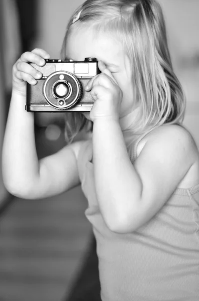 Ребенок с камерой — стоковое фото