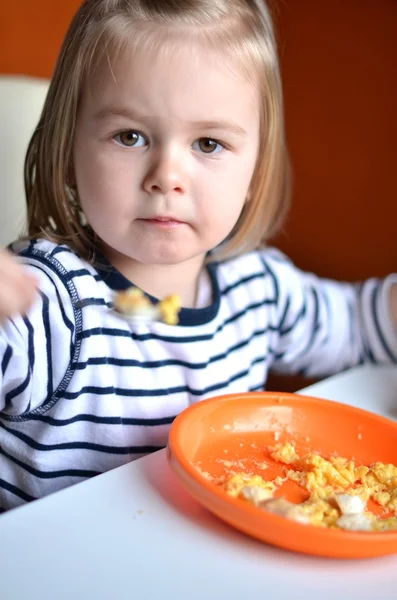 La niña está comiendo. — Foto de Stock