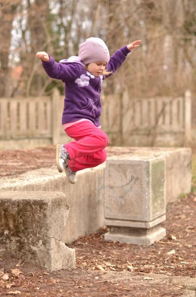 Portret szczęśliwy dziewczynka w parku — Zdjęcie stockowe