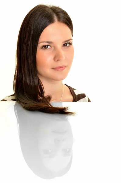 長いストレート茶色の髪、白い背景で隔離のカメラを見てきれいな女性 — ストック写真