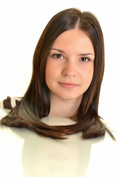 Szép nő, hosszú egyenes barna haja látszó-on fényképezőgép, elszigetelt fehér background — Stock Fotó
