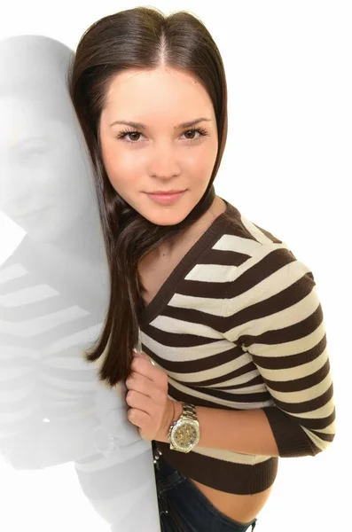 Ładna kobieta z długie proste brązowe włosy patrząc na kamery, na białym tle — Zdjęcie stockowe