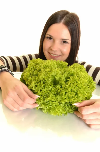 Glückliche junge Frau mit grünem Salat und Lächeln, vor weißem Hintergrund — Stockfoto