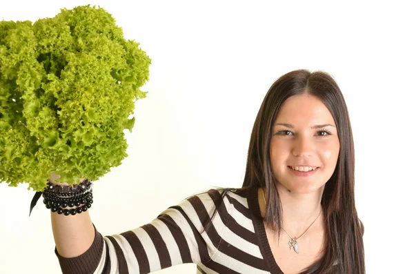 Glückliche junge Frau mit grünem Salat und Lächeln, vor weißem Hintergrund — Stockfoto