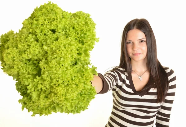 Glückliche junge Frau mit grünem Salat und Lächeln, vor weißem Hintergrund — Stockfoto