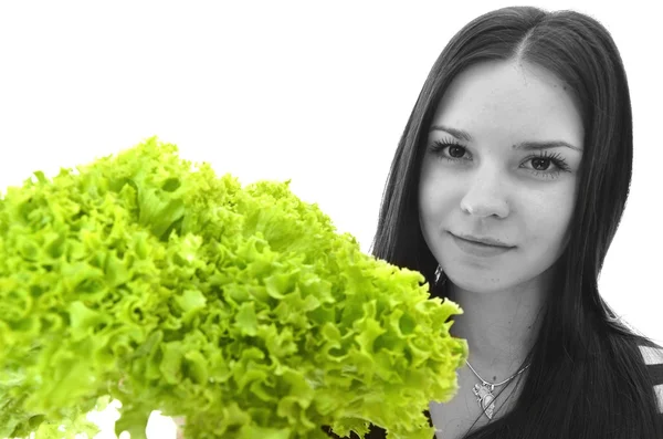 Mujer joven feliz sosteniendo lechuga verde y sonriente, sobre fondo blanco — Foto de Stock