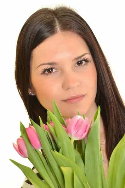 Kvinna med rosa tulpaner bukett blommor leende isolerad på vit bakgrund — Stockfoto