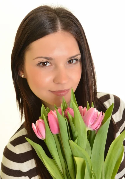 Žena s růžové tulipány kytice s úsměvem izolovaných na bílém pozadí — Stock fotografie
