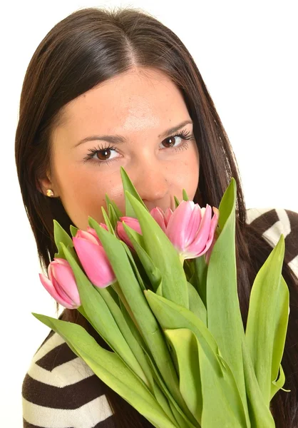 Vrouw met roze tulpen boeket bloemen glimlachend geïsoleerd op witte achtergrond — Stockfoto