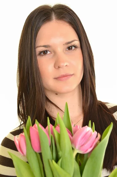 Жінка з рожевими тюльпанами букет квітів посміхається ізольовано на білому тлі — стокове фото