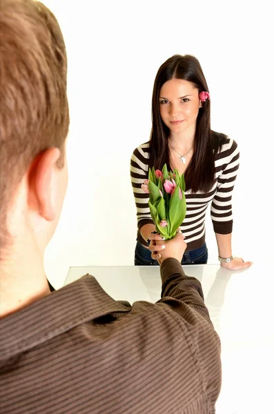Женщина получает цветы — стоковое фото