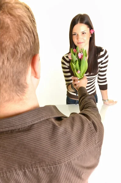 여자는 꽃을 받는 — 스톡 사진