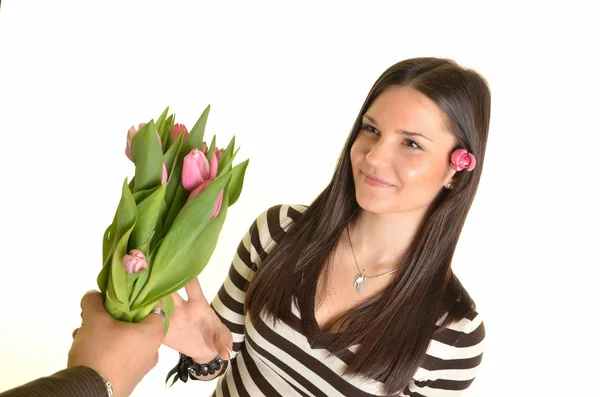 女性の花を受け取る — ストック写真