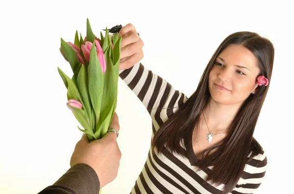 Donna riceve fiori — Foto Stock