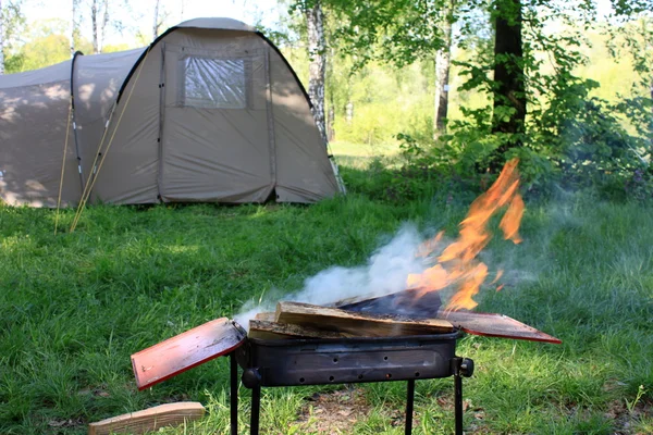 Fim de semana com uma tenda e churrasqueira — Fotografia de Stock