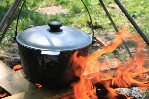 Cozinhar em uma fogueira — Fotografia de Stock