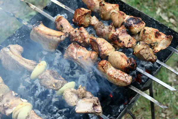 Z grillowanym mięsem — Zdjęcie stockowe