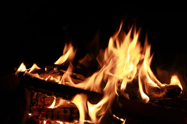 Ein helles Feuer auf schwarzem Hintergrund — Stockfoto