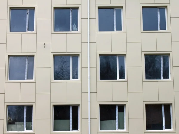 Mehrere Fenster an der Wand — Stockfoto