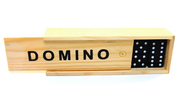 Eine Schachtel mit Dominosteinen auf weißem Hintergrund — Stockfoto