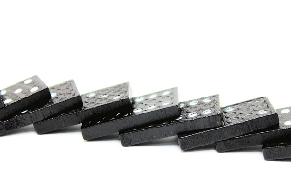 Reihe von Dominosteinen auf weißem Hintergrund — Stockfoto