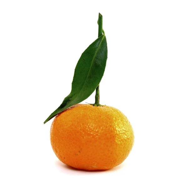 Mandarina jugosa con hoja verde — Foto de Stock