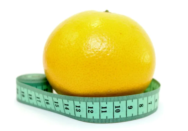 Свежий грейпфрут с измерительной лентой — стоковое фото