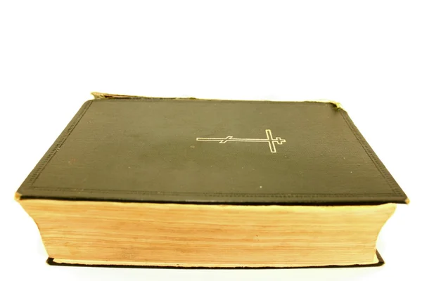 Egy régi Biblia, fehér alapon — Stock Fotó