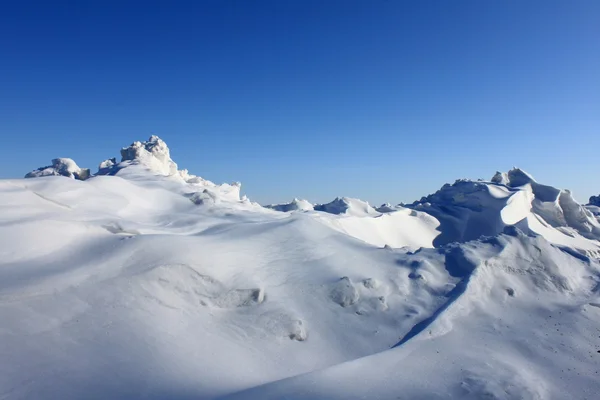 Прекрасний снігопад на тлі блакитного неба — стокове фото