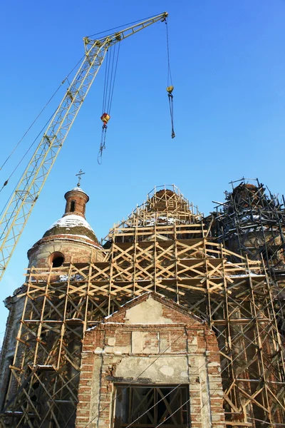 Реставрація старої красивої церкви — стокове фото