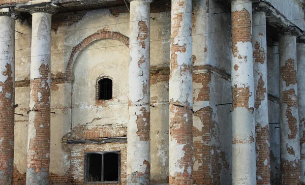 La vecchia chiesa con pilastri — Foto Stock