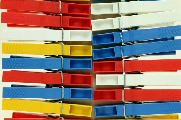 Plusieurs pinces à linge en plastique colorées — Photo