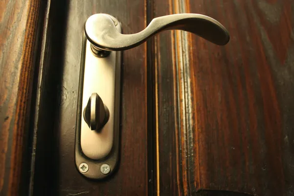 Το σίδερο doorhandle στις ξύλινες πόρτες — Φωτογραφία Αρχείου