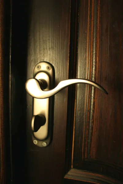 Железная дверная ручка на деревянных дверях — стоковое фото