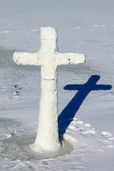 The cross on the ice — Stock Photo, Image