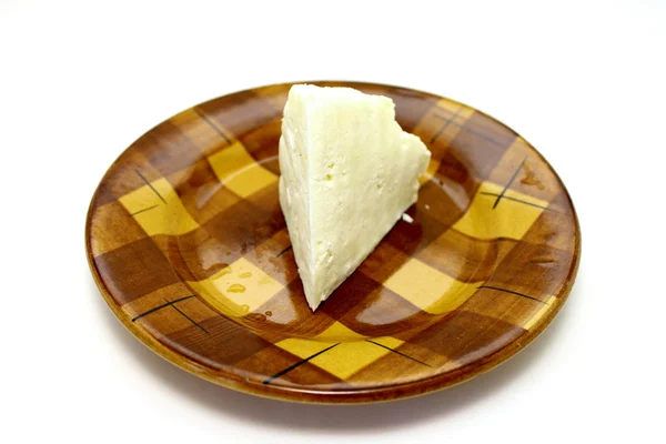 Вкусный сыр на тарелке на белом фоне — стоковое фото