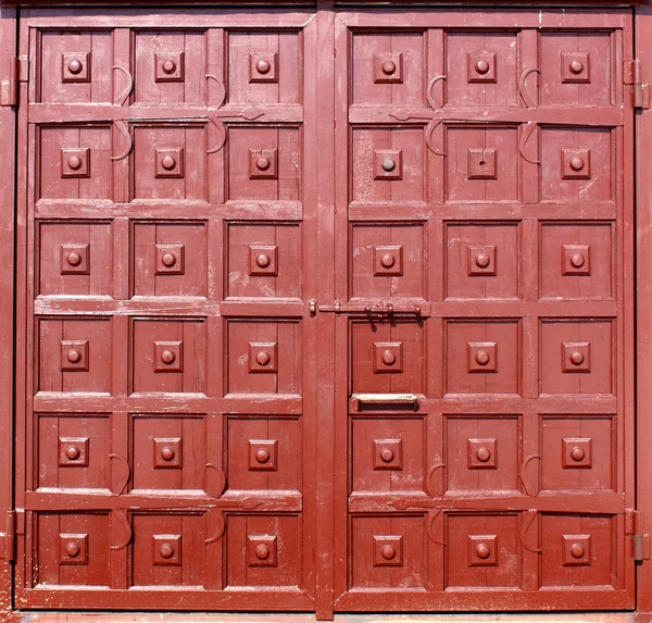 Stare drzwi czerwone tło — Zdjęcie stockowe