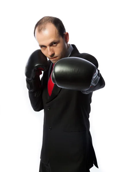 Uomo d'affari con i guanti da boxe nella lotta contro la presa di posizione — Foto Stock
