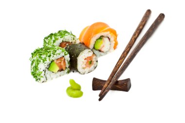 sushi set üzerinde beyaz yatay çubuklarla izole