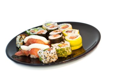 sushi set üzerinde beyaz izole