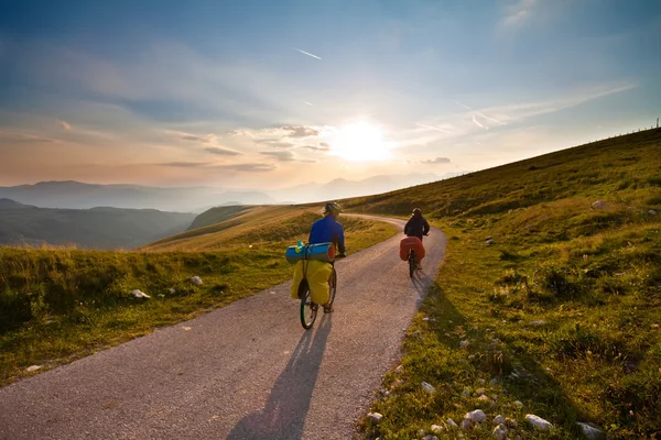 Couple of cyclists travel to mountains — Stock Photo, Image