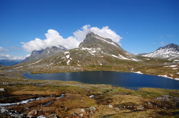 Piękna góra nad jeziorem w Norwegii — Zdjęcie stockowe